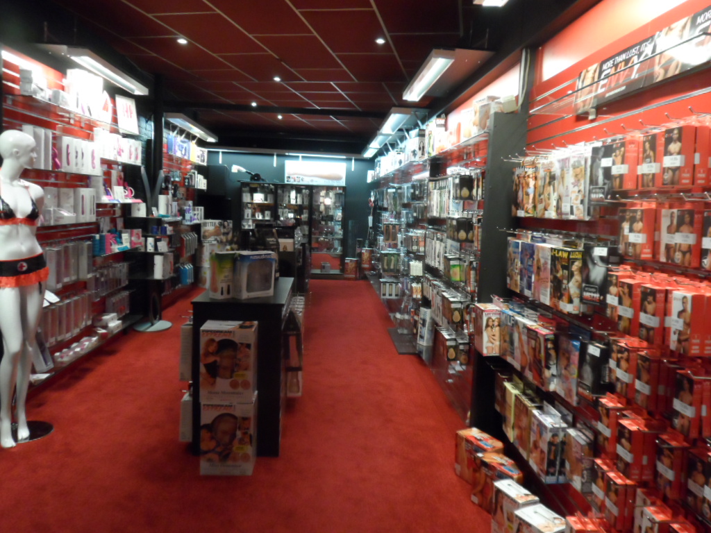 erotica shop met mannen lingerie, fetish kledij, sextoys,sexdolls